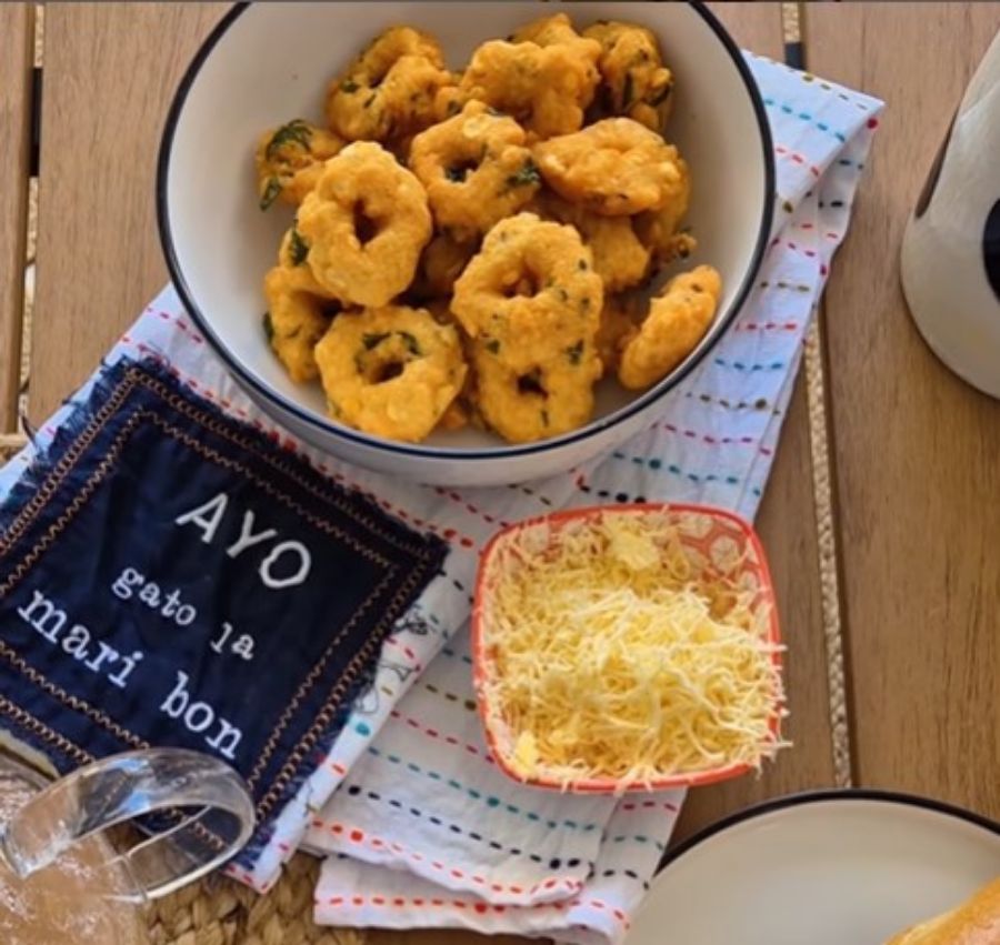 A typical Mauritian breakfast - Dipain gato pima